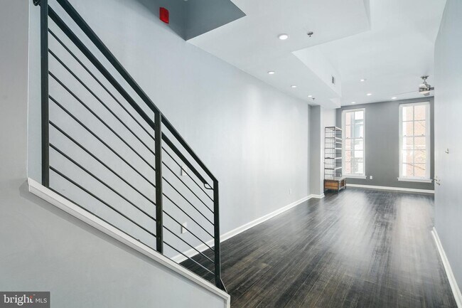 Building Photo - 309 N 3RD St