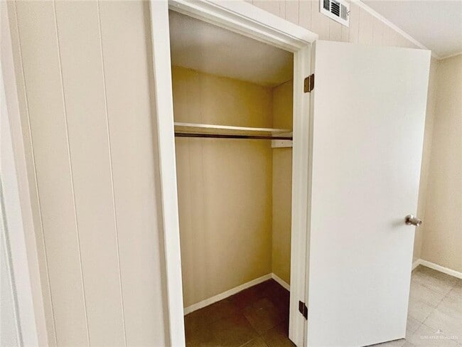 Building Photo - 10 Harvey Dr W