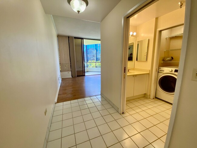 Building Photo - Luxurious 2/2.5/2 bi-level Kakaako apartment at the Imperial Plaza