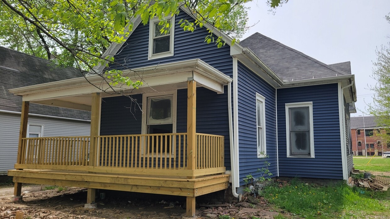 Primary Photo - 1107 N Hickory St