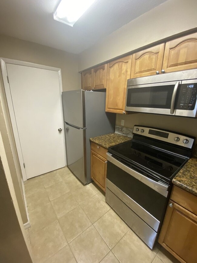 Building Photo - 2 Bed 2 Bath Condo with fireplace!!!