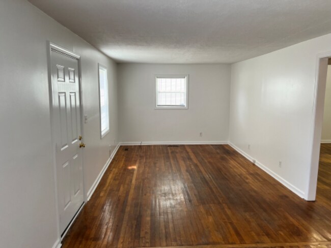 Building Photo - 107 W Trinity Ln
