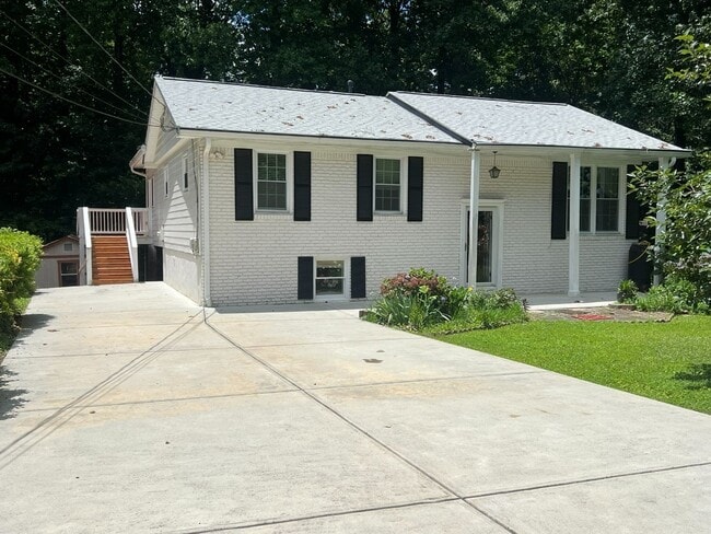 Huntley Hills - 4 BD, 3 Bath home in Chamblee - Huntley Hills - 4 BD, 3 Bath home in Chamblee