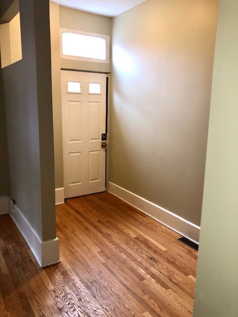 Entry / Foyer - 1210 W George St