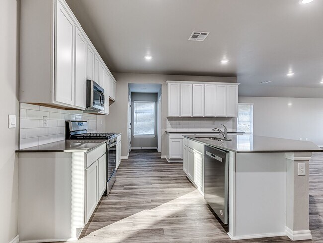 Foto del edificio - Newer home only minutes away from Paycom, Falling Springs Addition + Greenbelt lot + Deer Creek S...