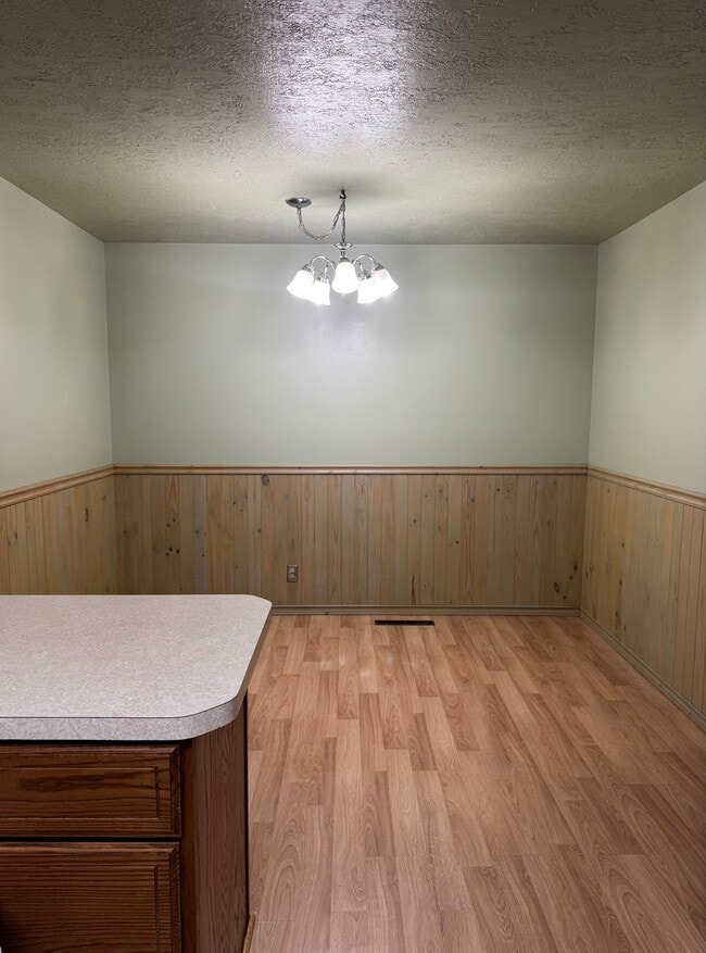 Building Photo - 605 Van Buren Ave