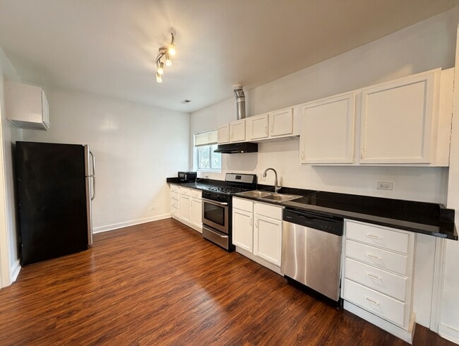 Foto del edificio - 5833 W Irving Park Rd
