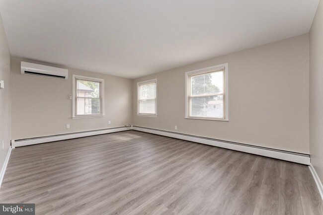 Building Photo - 241 Roesch Ave