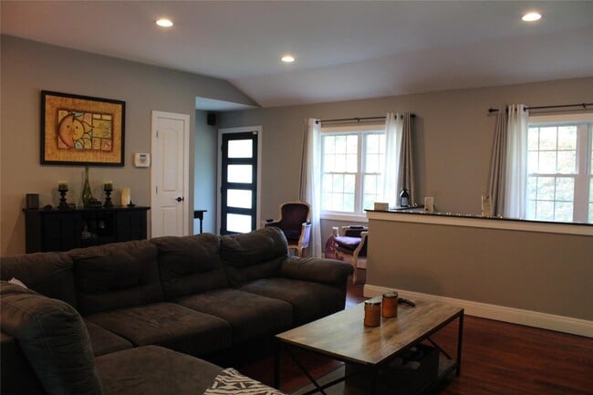 Building Photo - 5 Meadowfield Ln