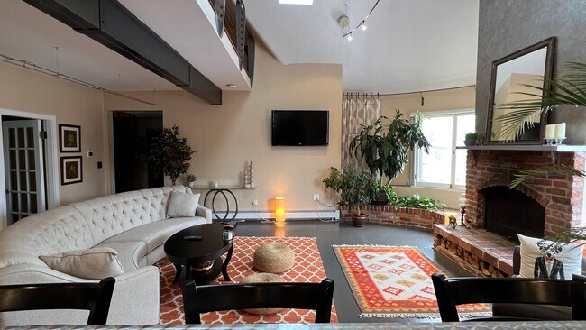 Spacious living room - 1165 N Pennsylvania St