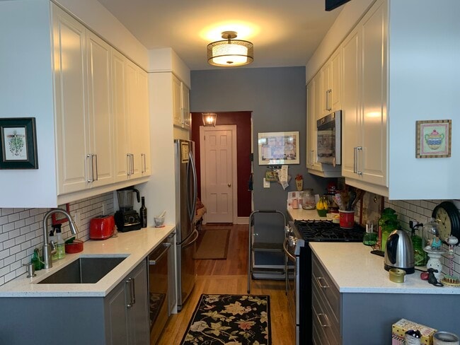 Building Photo - Conveniently Located Gorgeous 2 BDR Apt.