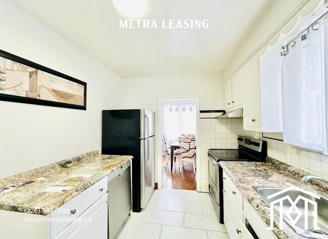 Building Photo - Three Bedroom House