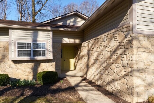 Building Photo - 3 Bedroom 2 Full Bath in a Lovely Setting ...