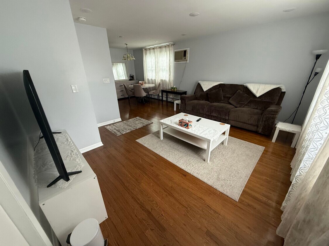Foto principal - 182 W 3rd St