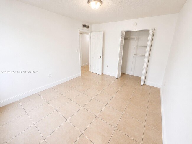 Foto del edificio - 10800 N Kendall Dr