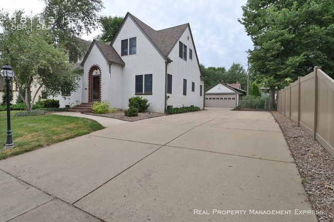 Amazing Cottage Near Mckennan Park House For Rent In Sioux