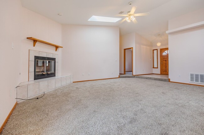 Building Photo - Inviting 3 Bed 2 Bath - Pet Friendly!