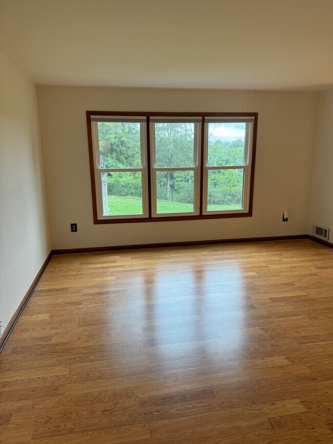 Living Room - 90 Burlington Ct