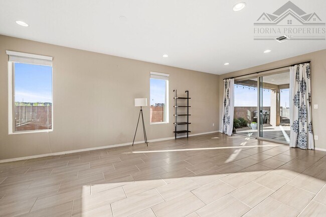 Foto del edificio - 1 MO. FREE RENT! Gorgeous Corner-Lot Townhouse with Mountain Views