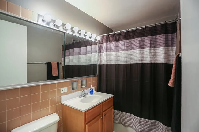 Building Photo - 4602 N Clarendon Ave