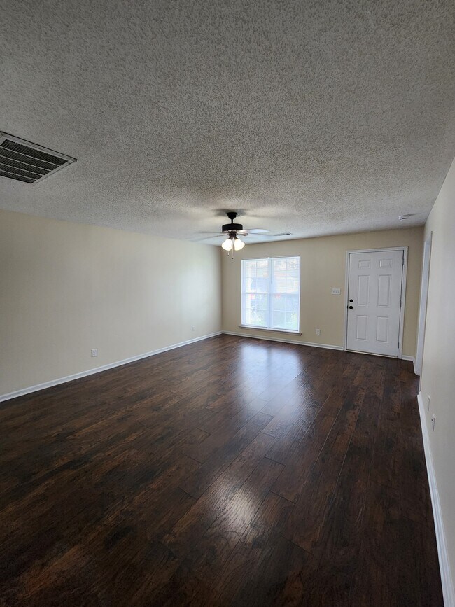 Foto del edificio - 1239 Askew Dr