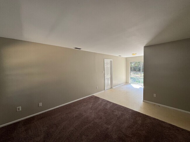 Building Photo - Charming 4 Bedroom, 1 Bathroom Home in Orange City!!