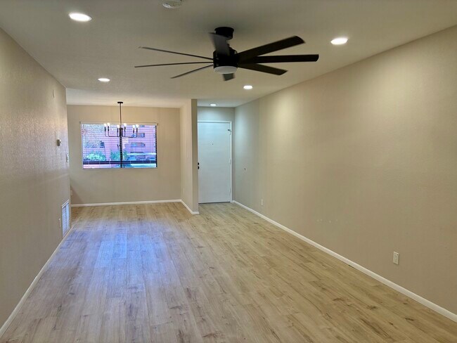 Foto del edificio - 12222 N Paradise Village Pky W