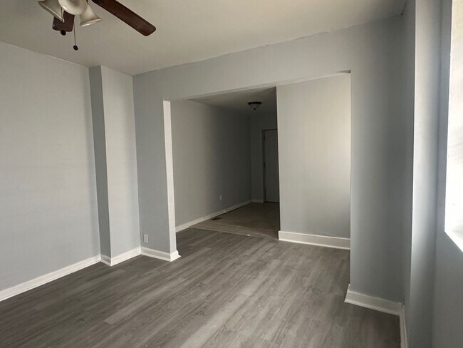 Foto del edificio - 2 Bed Row Home- Chester, PA