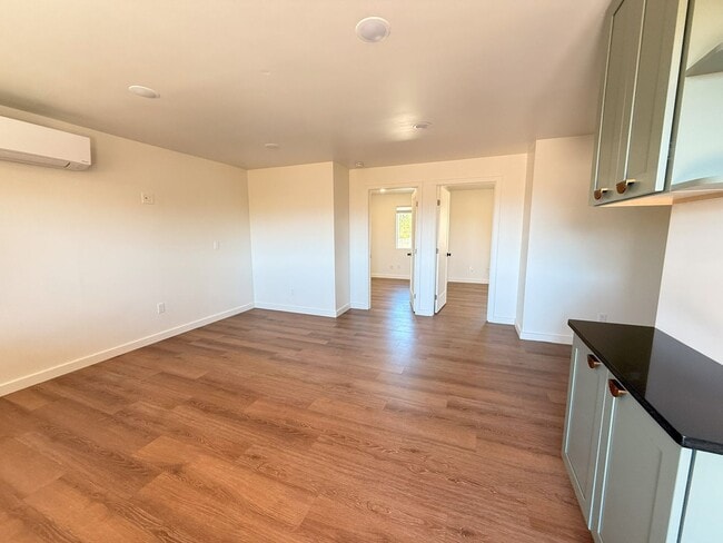 Building Photo - F10600E