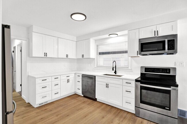 Foto del edificio - 3BD | 2BTH - NEWLY RENOVATED - WEST BLOOMFIELD, MI (3 MONTH SPECIAL)