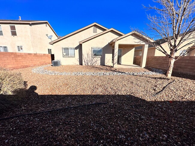 Building Photo - Move In Special! Super cute 3 bed 2 bath h...