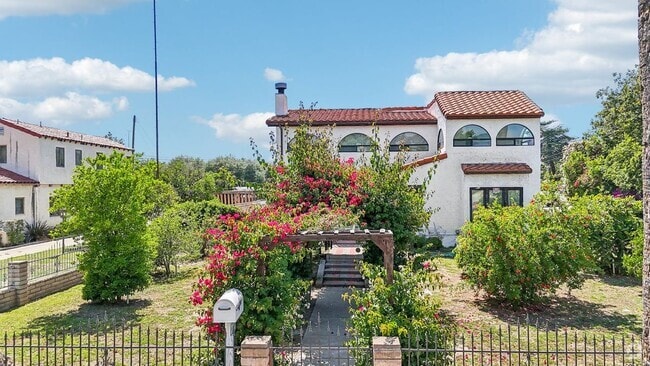 Building Photo - 3098 N Arrowhead Ave