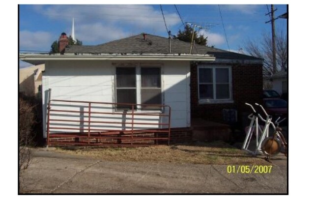 UNIQUE PROPERTY WITH 5 HOUSES AND 6 STORAGE UNITS - 1313 S Pennsylvania Ave