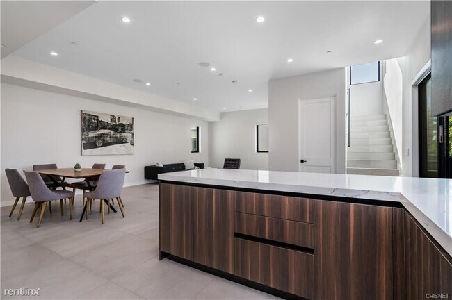 Building Photo - 2 br, 2.5 bath Condo - 530 3/4 N Hayworth Ave