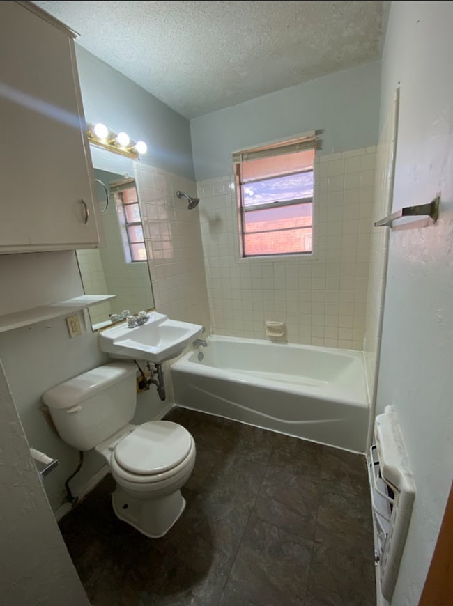 Building Photo - Quaint 2 Bedroom Edmond Home, Yours Today!...