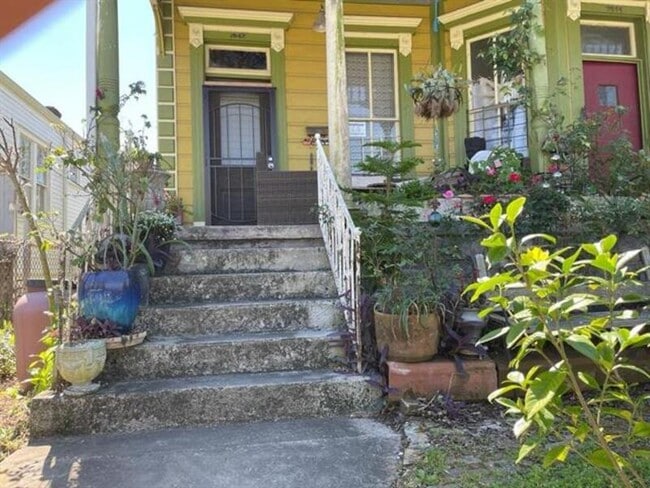 Building Photo - 2642 Lepage St