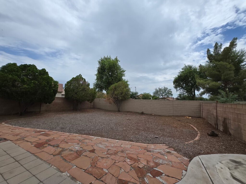 Building Photo - 844 S Roca Ct