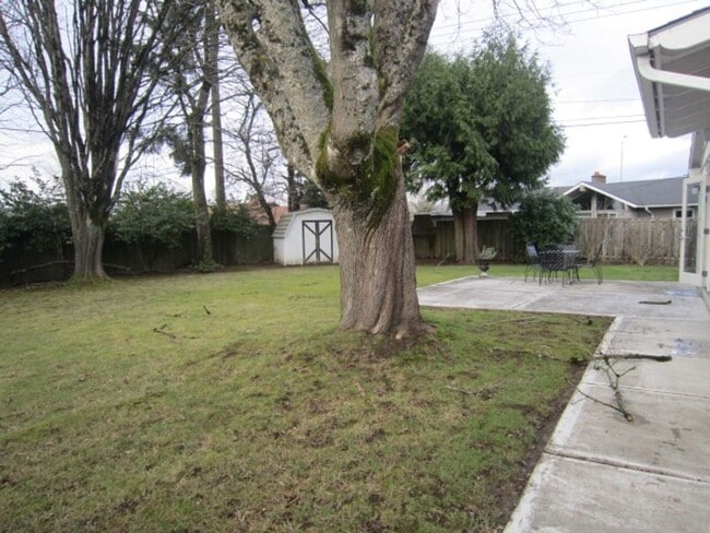 Building Photo - 2 Bed 1 Bath Home in Cedar Hills Neighborh...