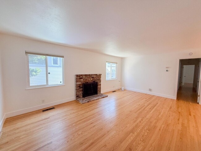 Building Photo - Charming 3BR/2BA Richmond Home with Spacio...