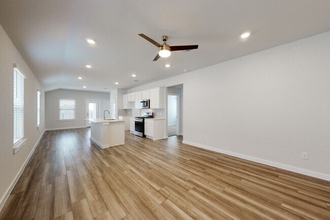 Building Photo - 3 Bedrom 2 bath with a 2 car garage in Mid...