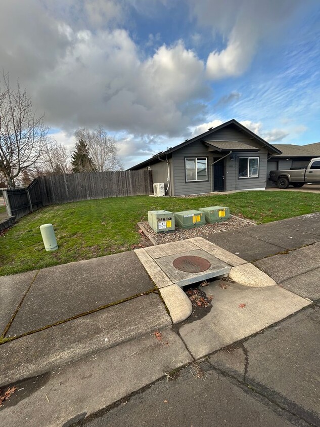 Primary Photo - Beautifully Remodeled 2 Bedroom 1 Bath Dup...