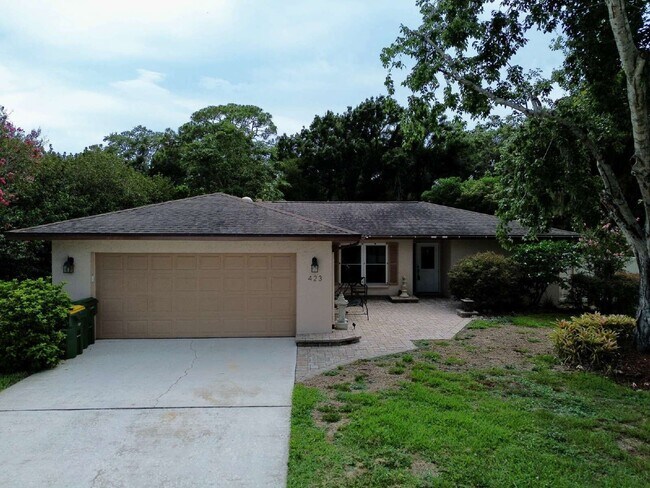 Foto del edificio - 423 Whispering Oaks Ct