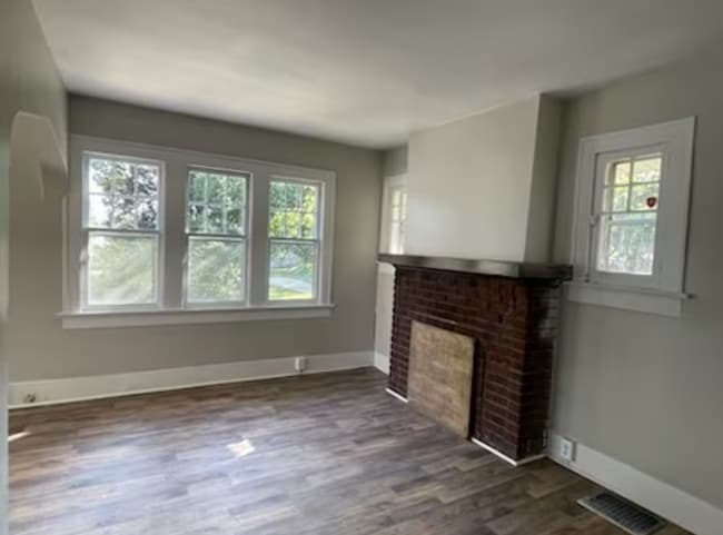 Building Photo - Lake Views! 1 Bedroom, 1 bath