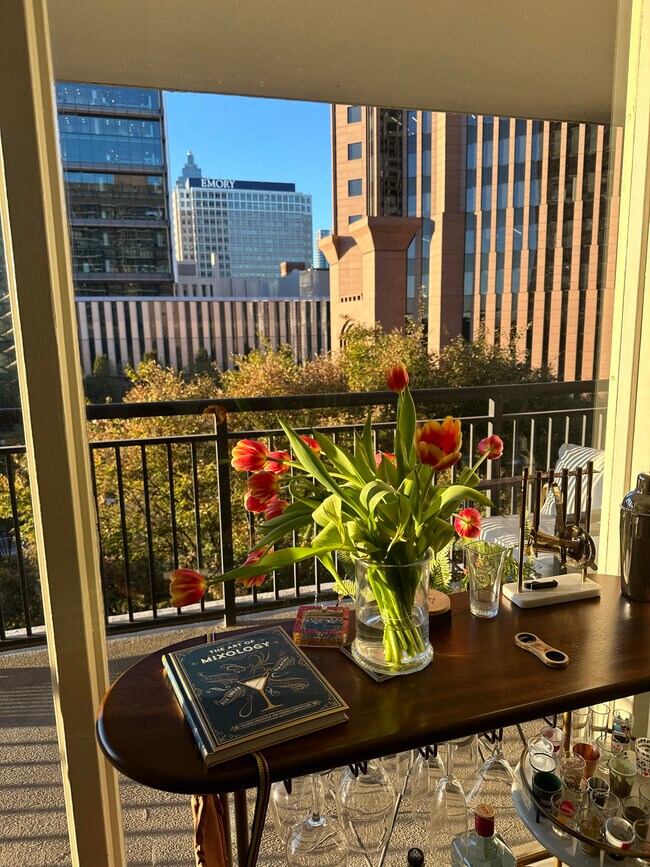 Hermosa luz del sol por la tarde - 620 Peachtree St NE