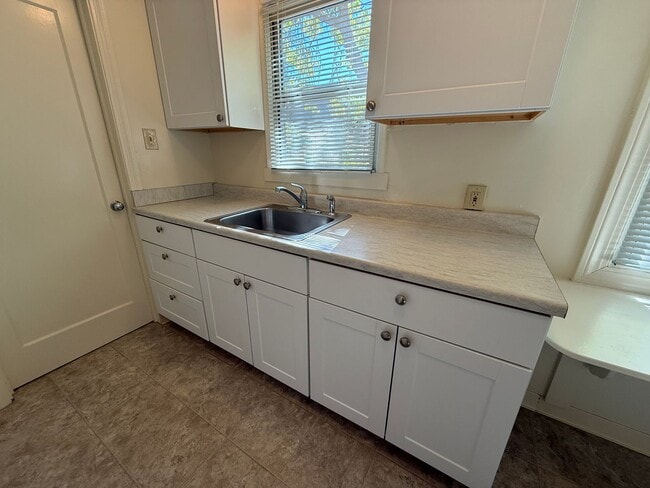 Building Photo - Downstairs one bedroom apartment available...