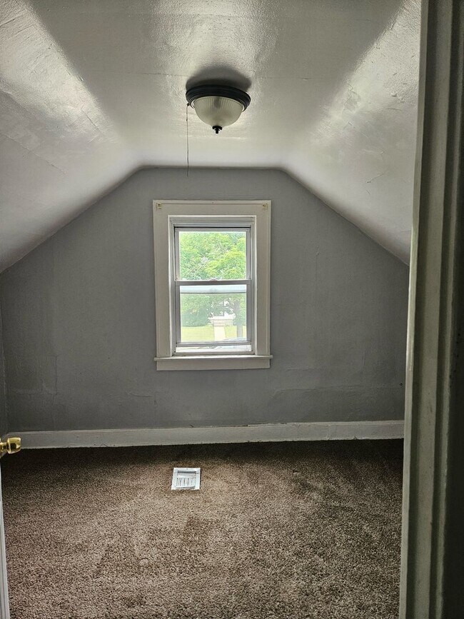Building Photo - 2 bedroom/ 1 bathroom Detroit's Westside Home