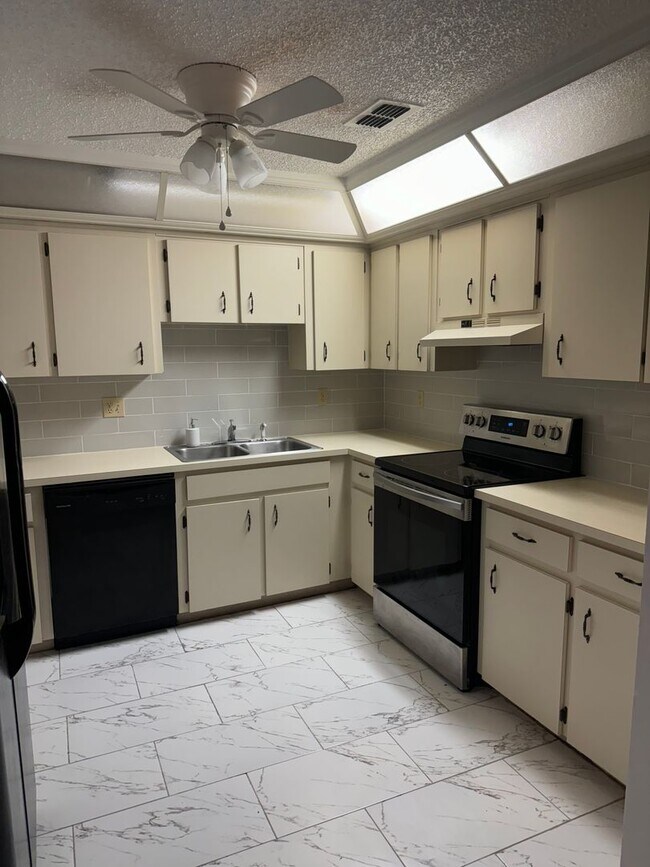 Foto del edificio - Two bedroom two bathroom townhome!