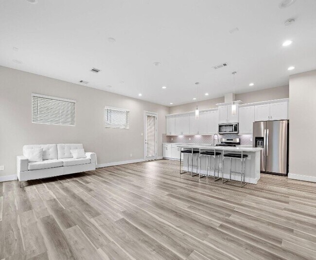 Foto del edificio - New Construction Luxury Home 14 Minutes fr...