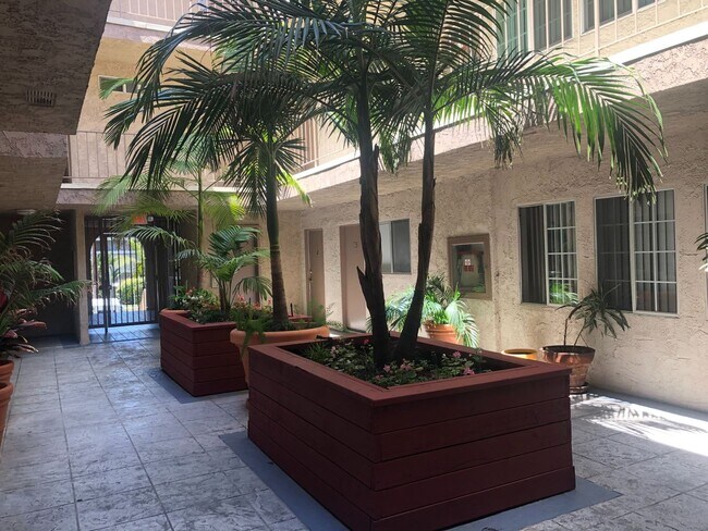 Foto del edificio - 9344 National Blvd