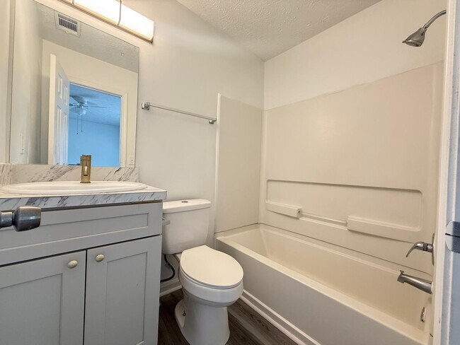 Foto del edificio - 845 Burns Walk Ct NW